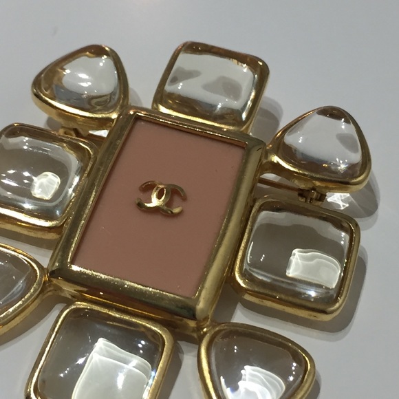 Chanel Vintage 1996 Gripoix Glass Brooch - Picture 4 of 15